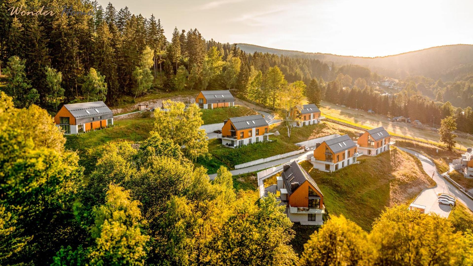 Wonder Home: Cozy With Private Terrace Near Trails And Slopes