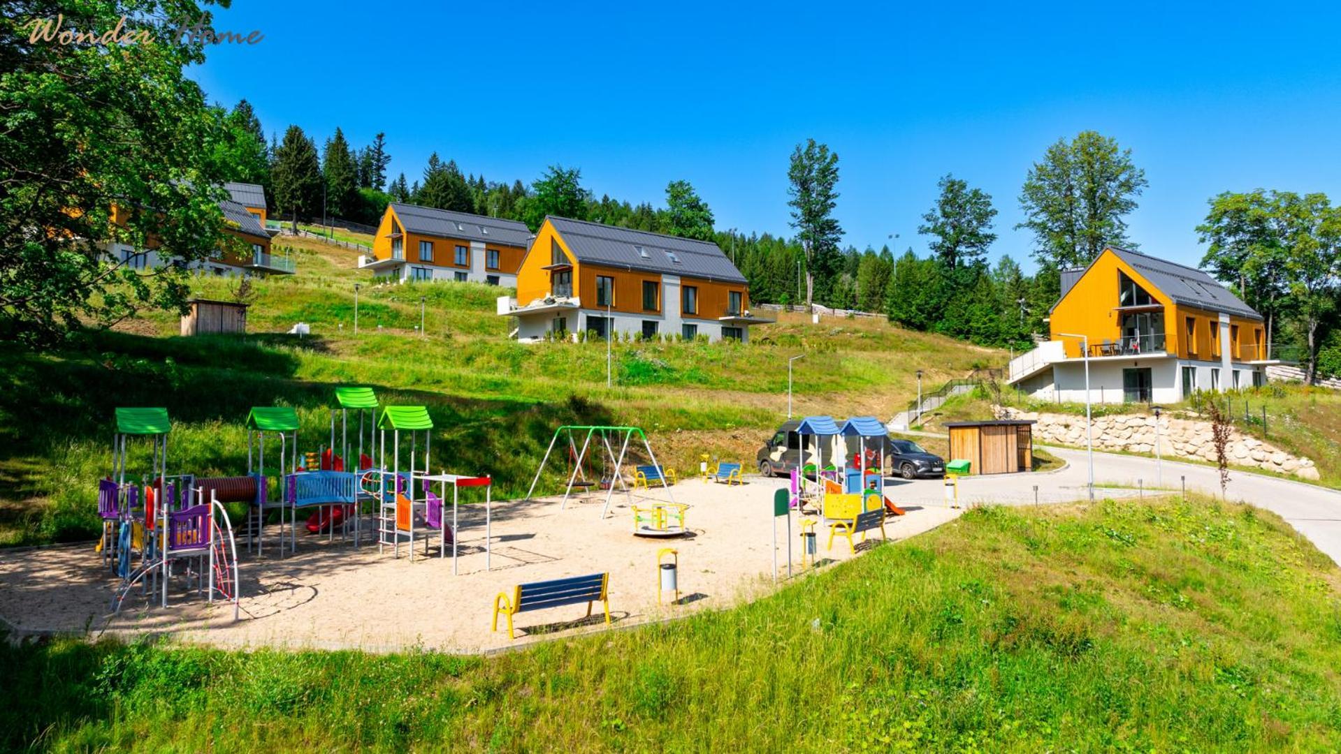 Apartment Wonder Home: Cozy With Private Terrace Near Trails And Slopes Karpacz